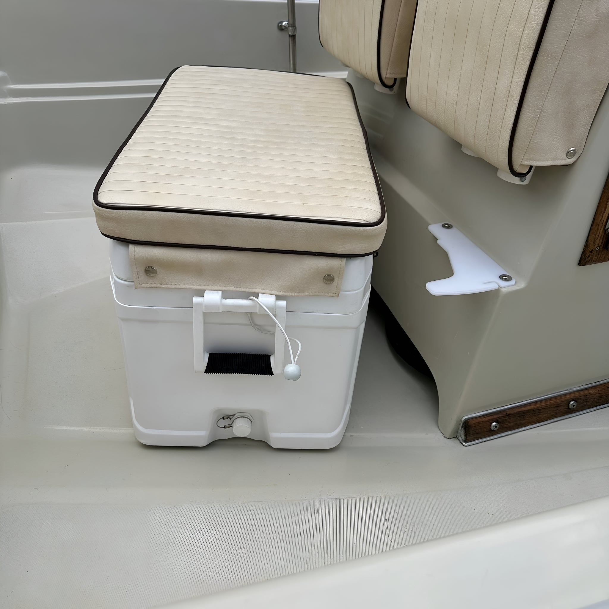 Igloo 70qt marine elite cooler mount